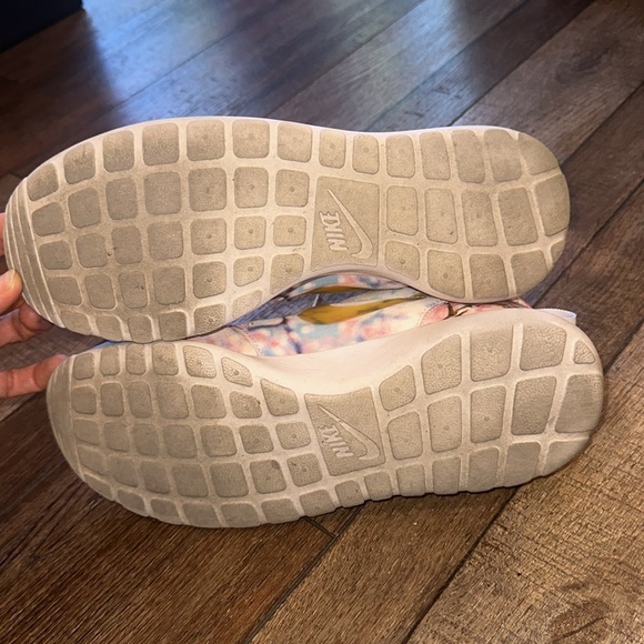 Gorgeous flower print Nike women’s size 11.5 EU 44 UK 9 tennis shoe - Picture 9 of 13